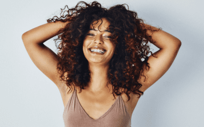 Capelli mossi e ricci: come trattarli e le tecniche di styling più adatte